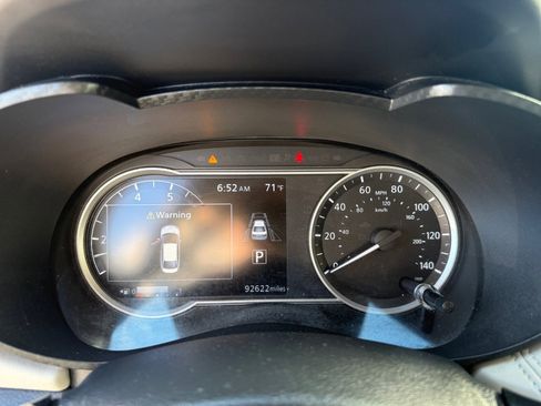 Used 2020 Nissan Versa SV w/ Trunk Package image 11