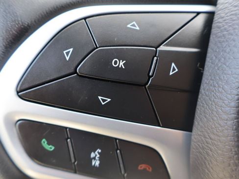 Used 2023 Chrysler Pacifica Touring-L FWD image 19