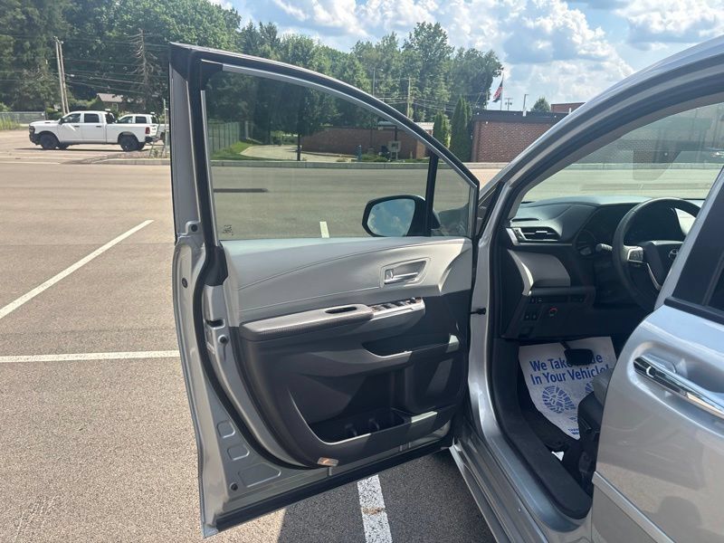 Used 2022 Toyota Sienna XLE FWD image 25