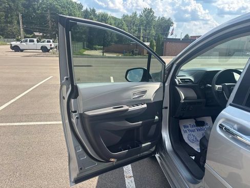 Used 2022 Toyota Sienna XLE FWD image 25