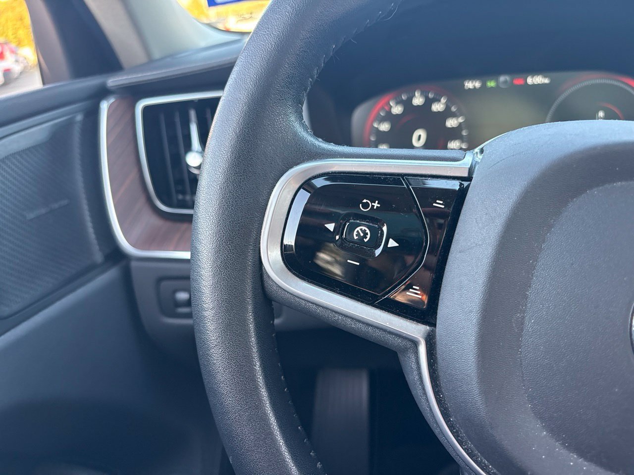 Used 2019 Volvo XC60 T8 Inscription w/ Advanced Package AWD/4WD image 25