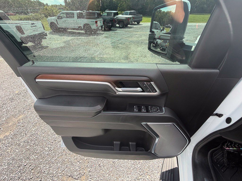 Used 2025 GMC Sierra 2500 Denali AWD/4WD image 6