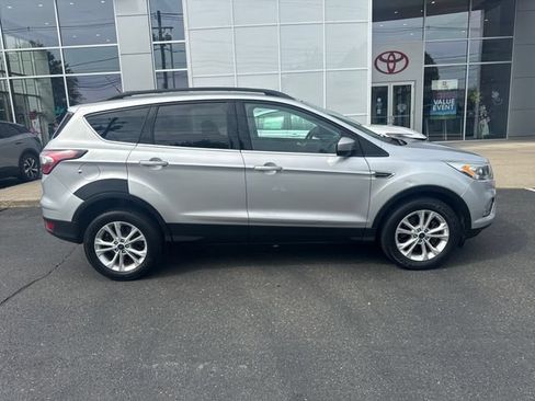 Used 2017 Ford Escape SE w/ Equipment Group 201A AWD/4WD image 2