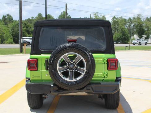 Used 2018 Jeep Wrangler Unlimited Sahara AWD/4WD image 4