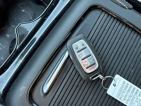 Used 2025 Chrysler Pacifica Limited FWD image 23