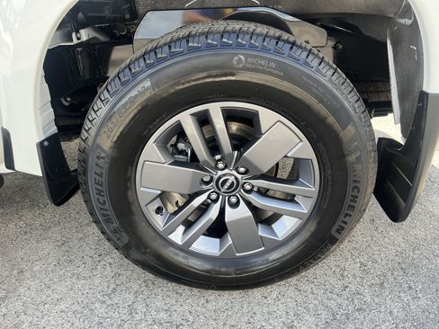 Used 2025 Nissan Frontier SV w/ SV Convenience Package image 9