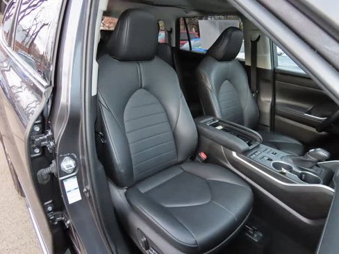 Used 2020 Toyota Highlander XLE image 17