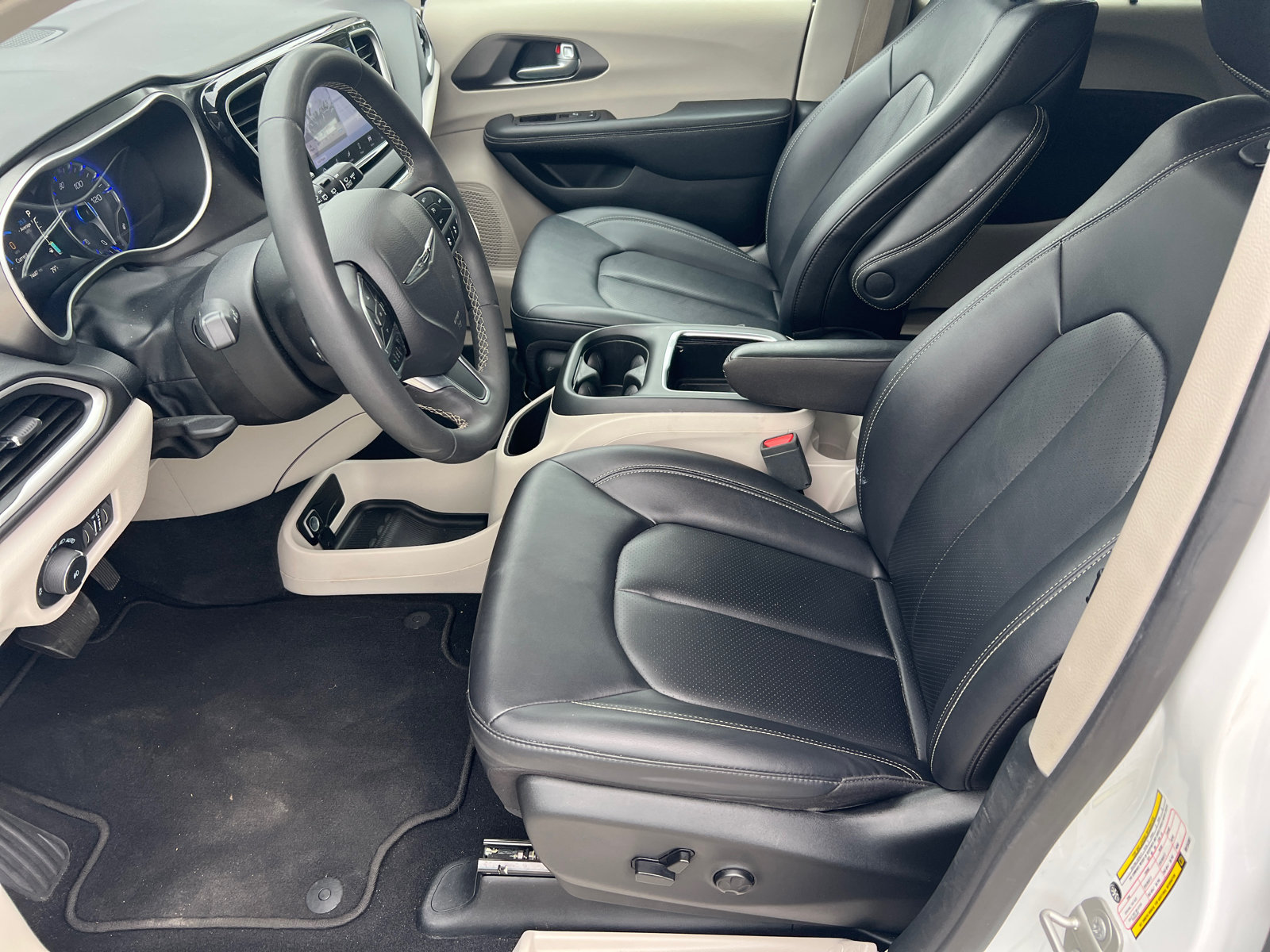Used 2024 Chrysler Pacifica Touring-L FWD image 12