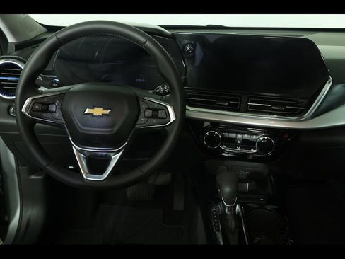 Used 2025 Chevrolet Trax LT w/ Driver Confidence Package image 14