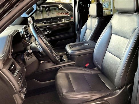 Used 2023 Chevrolet Suburban LT image 3