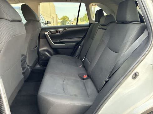 Used 2021 Toyota RAV4 LE FWD image 18