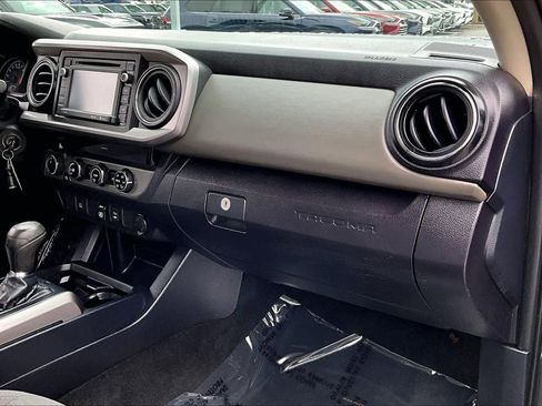 Used 2018 Toyota Tacoma SR5 AWD/4WD image 18