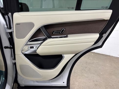 Used 2025 Land Rover Range Rover SE image 40