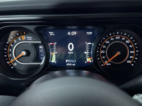 Used 2025 Jeep Gladiator Mojave w/ Convenience Group AWD/4WD image 11