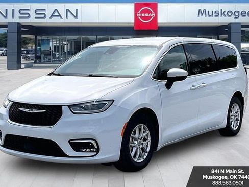 Used 2023 Chrysler Pacifica Touring-L FWD image 3