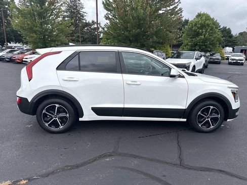 Used 2025 Kia Niro LX FWD image 9