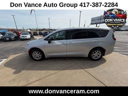 Certified 2024 Chrysler Pacifica Touring-L image 3