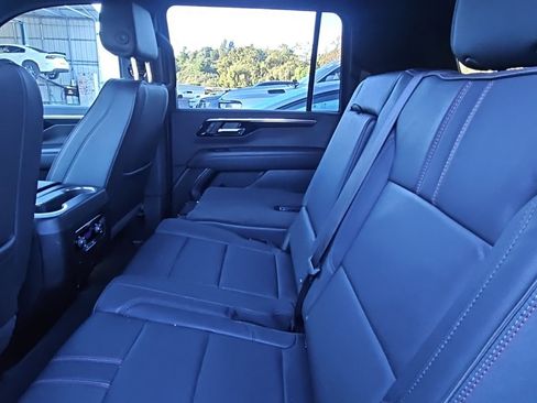 Used 2025 Chevrolet Suburban RST image 8