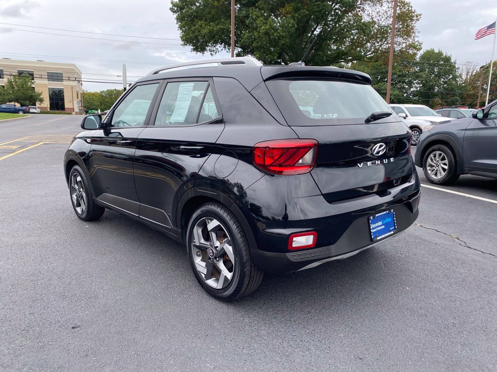 Certified 2024 Hyundai Venue SEL FWD image 8