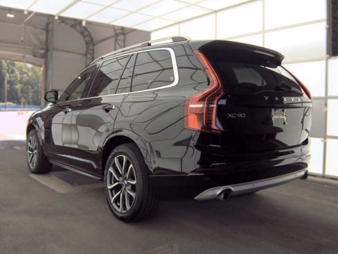 Used 2018 Volvo XC90 T5 Momentum w/ Convenience Package AWD/4WD image 4