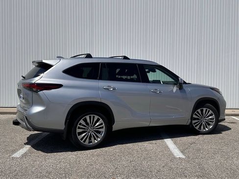 Used 2024 Toyota Highlander Platinum AWD/4WD image 6