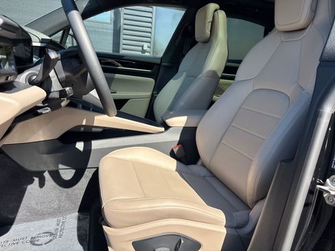 Used 2025 Porsche Macan Electric RWD image 2
