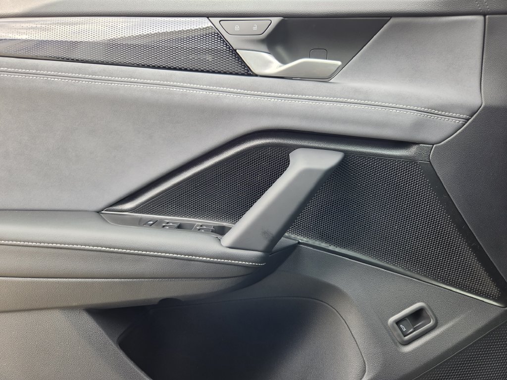 New 2026 Volkswagen Tiguan SE R-Line FWD image 19