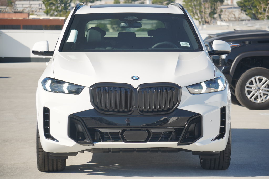 Used 2026 BMW X5 sDrive40i w/ M Sport Package RWD image 2