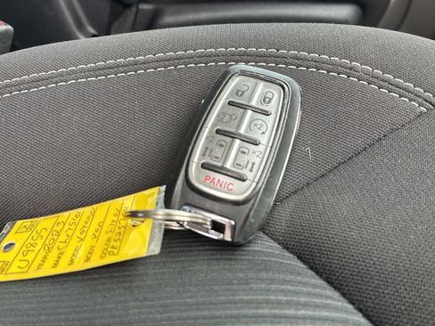 Used 2023 Chrysler Voyager LX FWD image 9