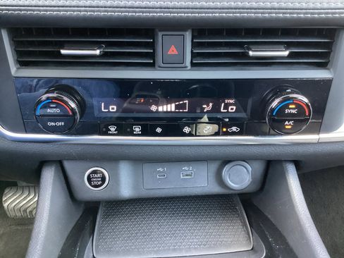 Used 2023 Nissan Rogue SV image 21