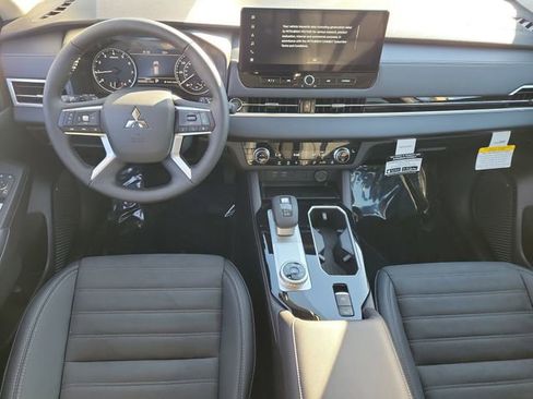 New 2026 Mitsubishi Outlander SE image 17