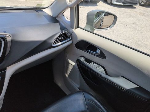 Used 2022 Chrysler Pacifica Touring-L FWD image 17