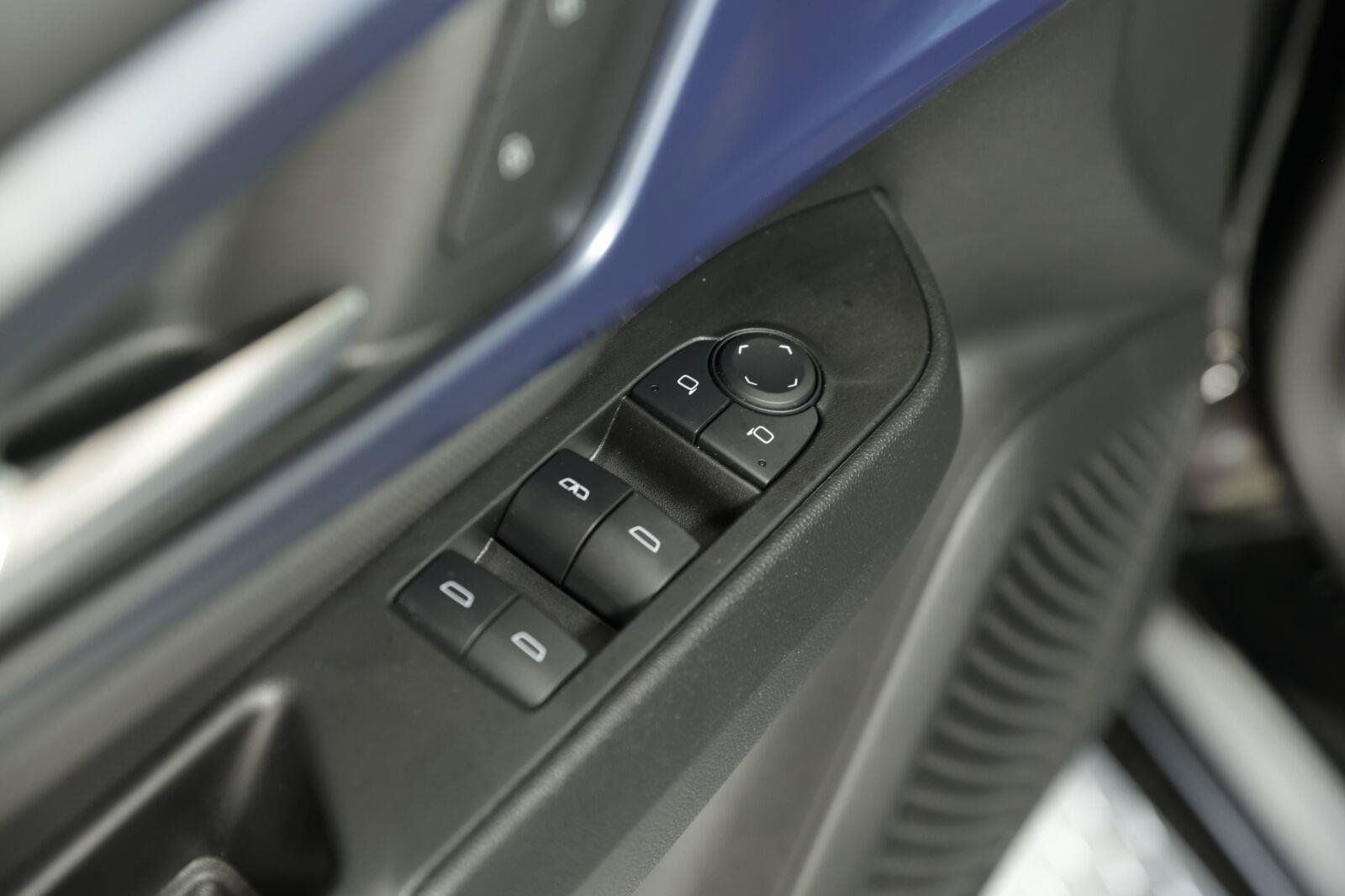 Certified 2025 Chevrolet Equinox EV LT w/ Convenience Package FWD image 35