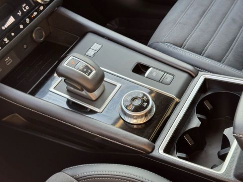 Used 2025 Mitsubishi Outlander SE image 32