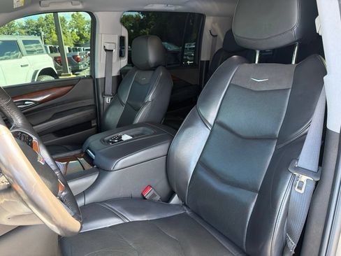 Used 2019 Cadillac Escalade ESV Luxury AWD/4WD image 26