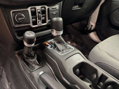 Used 2025 Jeep Wrangler Unlimited Sahara AWD/4WD image 41