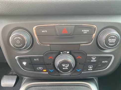 Used 2021 Jeep Compass Latitude w/ Sun and Sound Group FWD image 17