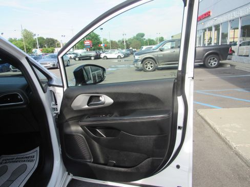 Used 2025 Chrysler Pacifica Limited FWD image 10