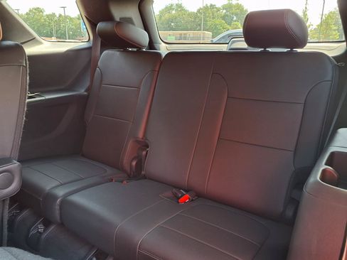 Used 2023 Chevrolet Traverse Premier FWD image 19