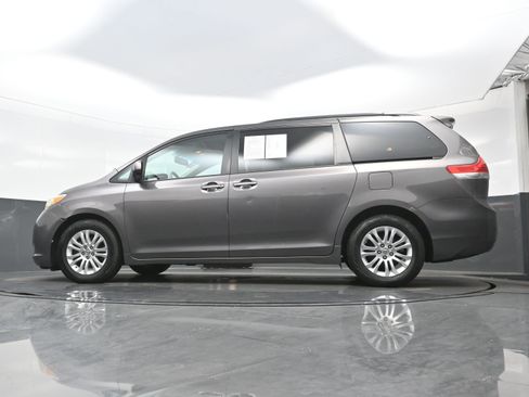 Used 2013 Toyota Sienna XLE image 29