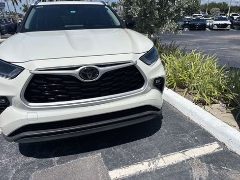 Used 2021 Toyota Highlander XLE FWD image 10