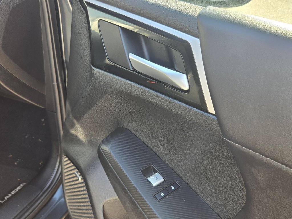 Used 2025 Mitsubishi Outlander SE AWD/4WD image 29