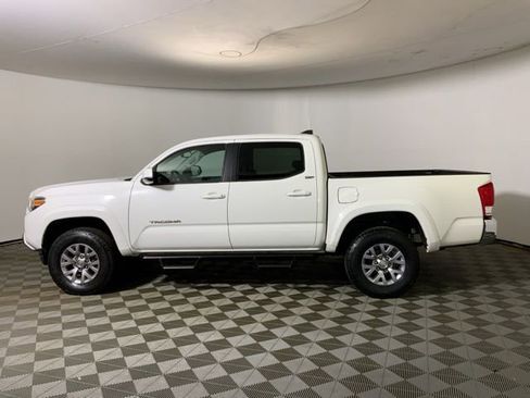 Used 2017 Toyota Tacoma SR5 w/ Tow Package AWD/4WD image 8