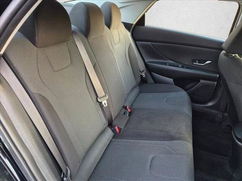 Used 2022 Hyundai Elantra SE FWD image 18