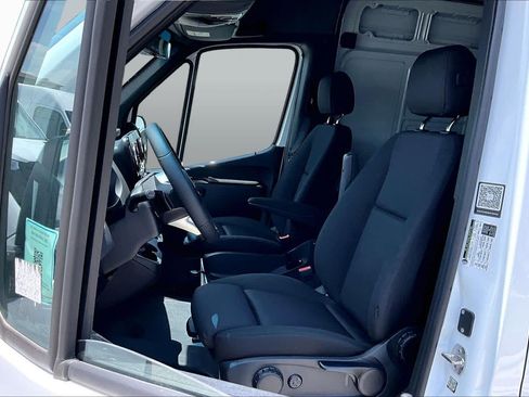 Used 2025 Mercedes-Benz Sprinter 2500 image 8