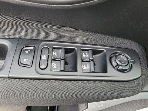 Used 2020 Jeep Renegade Latitude w/ Cold Weather Group image 12