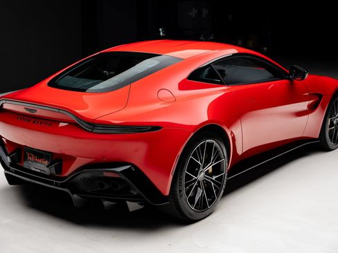 Used 2023 Aston Martin V8 Vantage Coupe RWD image 32