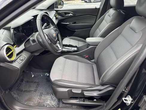 Used 2024 Chevrolet Trax LT w/ LT Convenience Package FWD image 14