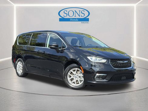 Used 2024 Chrysler Pacifica Touring-L FWD image 1