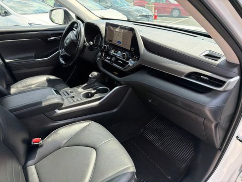 Used 2023 Toyota Highlander XLE AWD/4WD image 9